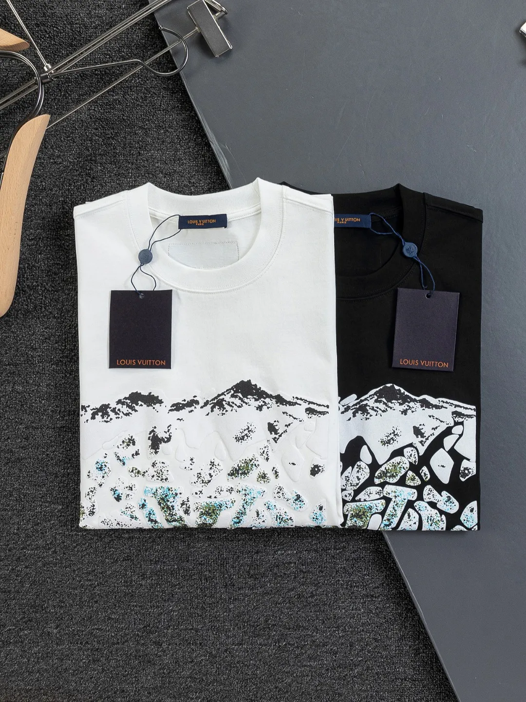🅿️190 Louis Vuitton 1V LV lv slightly wide version S-XL LV 26ss new products are available at counters at the same time. Multiple craftsmanship Snow Mountain🏔️Ski⛷️Flocked Foam Print Ski⛷️ series T-shirts, the front foam print combines snow mountains, forests and abstract cracks, with the LV logo hidden, full of artistic sense. Round neck short-sleeved T-shirt, same style for men and women! Consigned to one-to-one creation. Synchronized with the official website, pure cotton fabrics at the counter! It is close to the skin and comfortable, durable and easy to wear. It has a classic and simple logo design and meticulous original craftsmanship. Short-sleeves, a must-have item for men, do not appear to be the same for the general public, but must be unique and eye-catching. This LV short-sleeve is all about quality, comfort, the same shape and fashion as always, including fabrics and cutting techniques. All of them have been made with great effort! 320 grams of washed pure cotton fabric, pure cotton is breathable, very refreshing and comfortable for daily wear. The rib knitting on the neckline is smooth and tight, and the neckline will not be skewed if you toss it at will. The loose version, you will find that it looks really good on the upper body. The overall is minimalist and neat, super versatile for daily use! Pair it casually with a pair of pants for a youthful look. A T-shirt will make your outfit crazy. It is a fashionable item that can never go wrong! Color: Black White Size: S-XL Size chart: S: Shoulder width 50-Bust 56-Length 70 M: Shoulder width 52-Bust 57-Length 72 L: Shoulder width 54-Bust 59-Length 74 XL: Shoulder width 56-Bust 62-Length 76